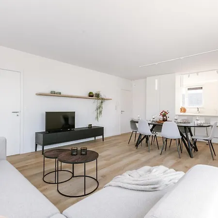 Huswell - Seaside Escape, Terrace & Partial Sea View For 4 Apartmán